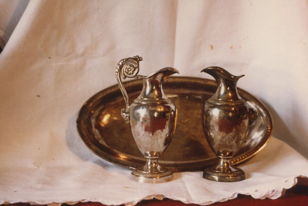 burettes et leur plateau - © Ministère de la Culture (France), Conservation des antiquités et des objets d’art de la Côte-d’Or – Tous droits réservés