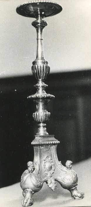 quatre chandeliers et une croix d'autel (garniture d'autel) - © Ministère de la Culture (France), Conservation des antiquités et des objets d’art de la Côte-d’Or – Tous droits réservés 