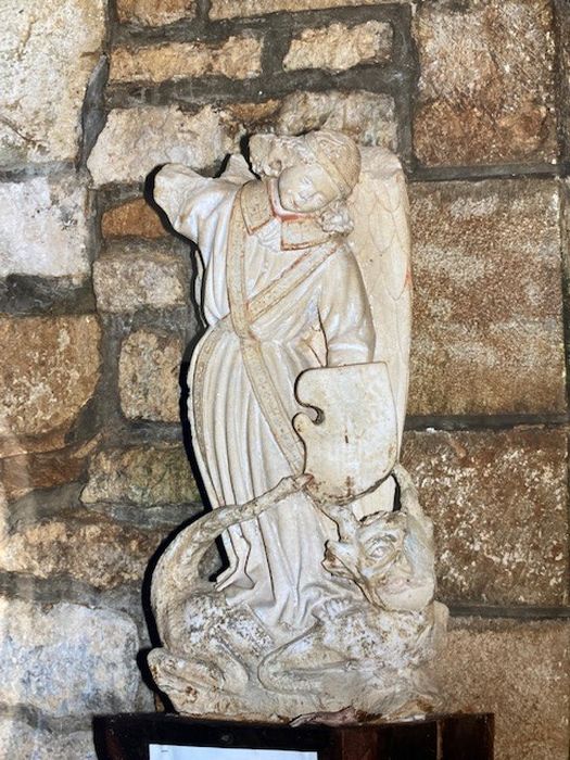 statue : saint Michel terrassant le dragon - © Ministère de la Culture (France), Conservation des antiquités et des objets d’art de la Côte-d’Or – Tous droits réservés 