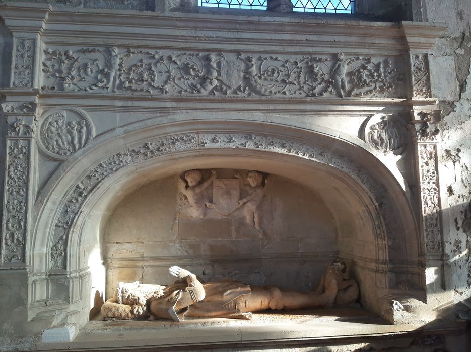 tombeau : gisants de Jean de Longvy et Jeanne de Vienne, seigneurs de Pagny, détail