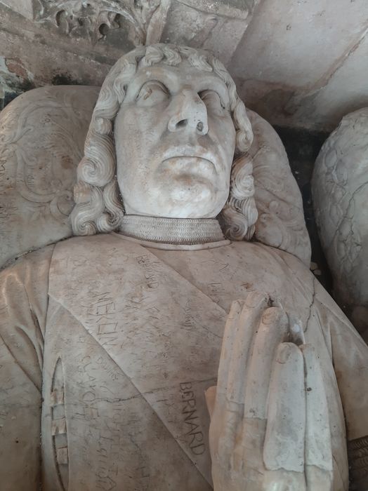 tombeau : gisants de Jean de Longvy et Jeanne de Vienne, seigneurs de Pagny, détail