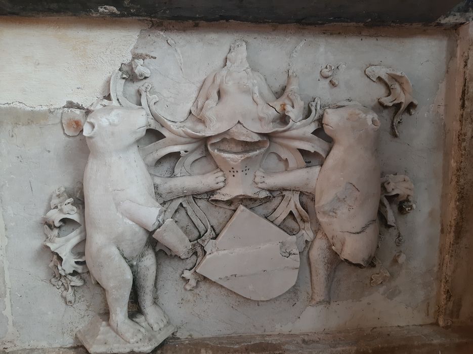 tombeau : gisants de Jean de Longvy et Jeanne de Vienne, seigneurs de Pagny, détail