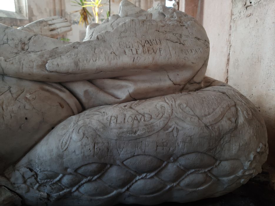 tombeau : gisants de Jean de Longvy et Jeanne de Vienne, seigneurs de Pagny, détail
