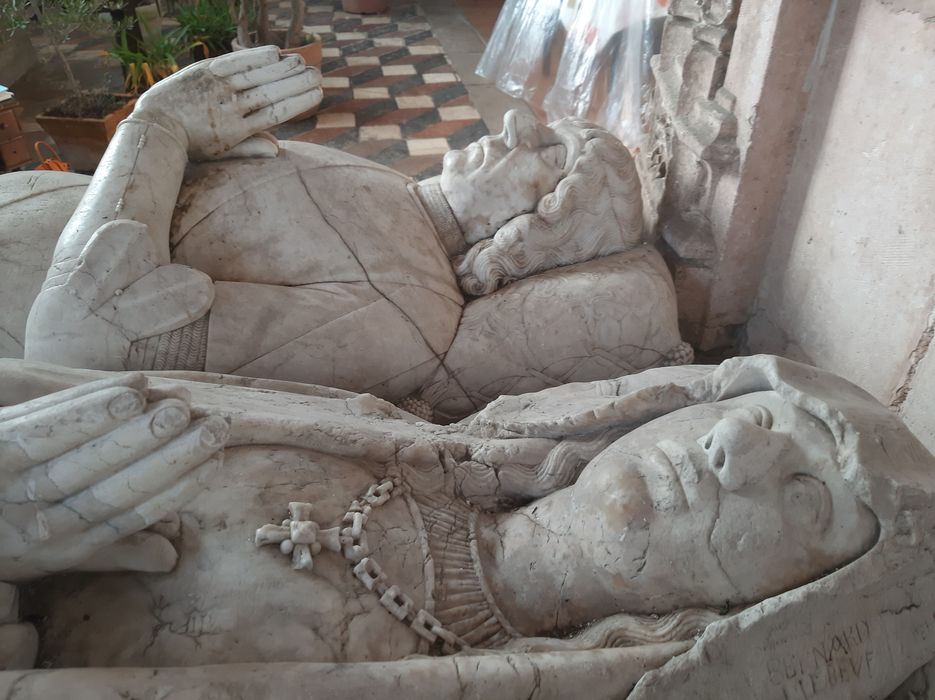 tombeau : gisants de Jean de Longvy et Jeanne de Vienne, seigneurs de Pagny, détail