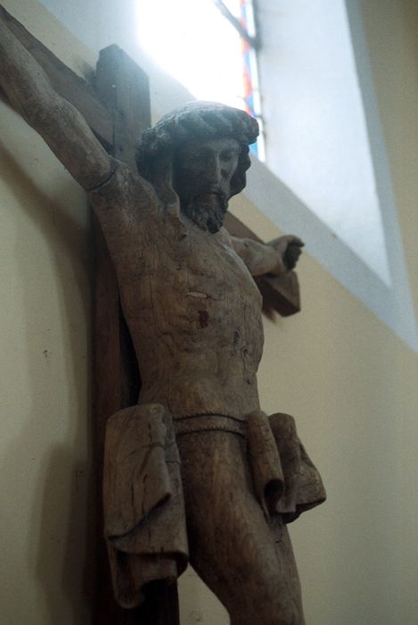 statue : Christ en croix, vue partielle