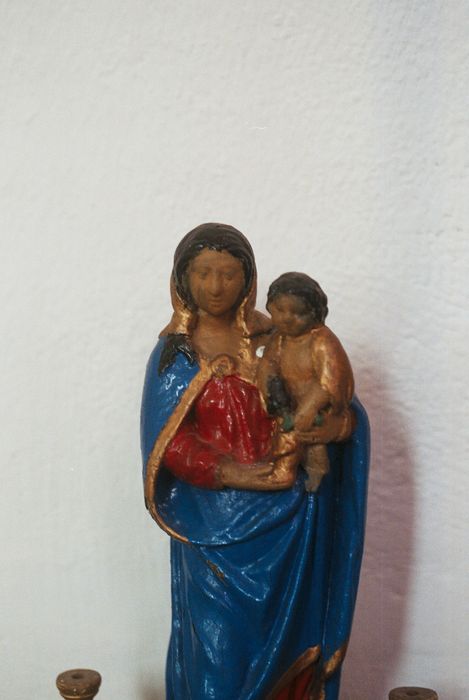 groupe sculpté de bâton de procession : Vierge à l'Enfant, vue partielle