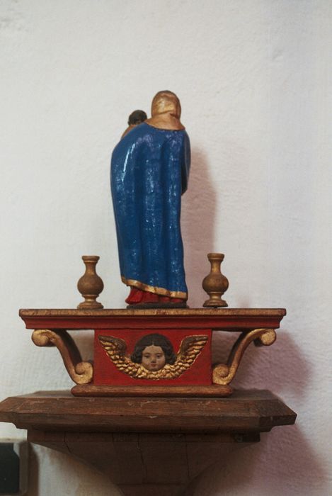 groupe sculpté de bâton de procession : Vierge à l'Enfant, revers