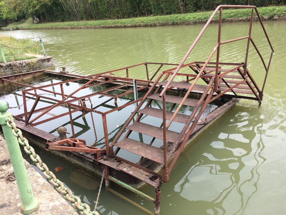 bac-transbordeur, bateau pousseur, barge et barque à faucarder - © Ministère de la Culture (France), Conservation des antiquités et des objets d’art de la Côte-d’Or – Tous droits réservés 