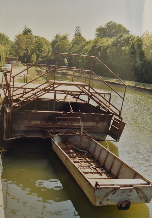 bac-transbordeur, bateau pousseur, barge et barque à faucarder - © Ministère de la Culture (France), Conservation des antiquités et des objets d’art de la Côte-d’Or – Tous droits réservés 