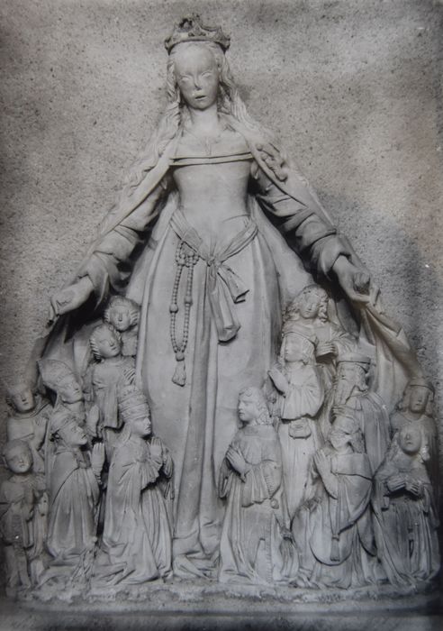 Groupe sculpté : Vierge de miséricorde