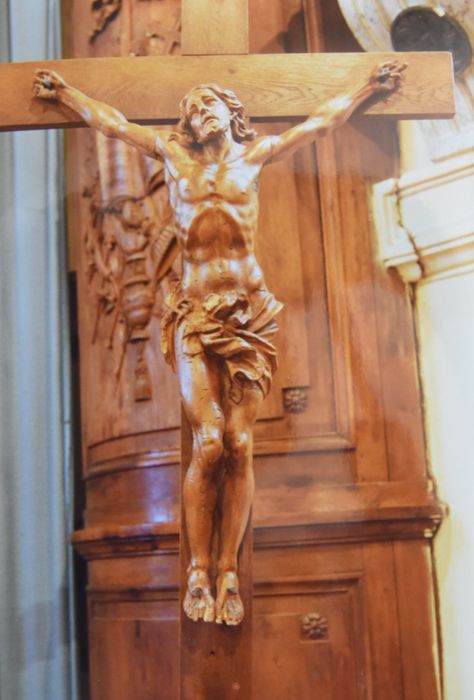 statue : Christ en croix