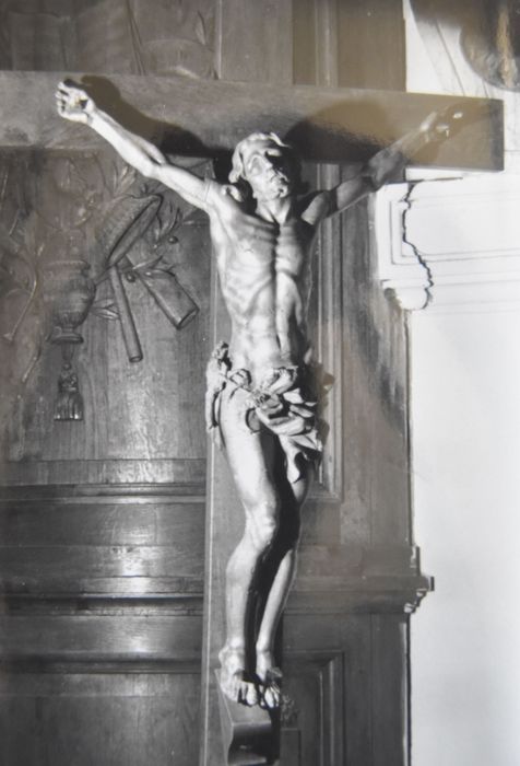 statue : Christ en croix