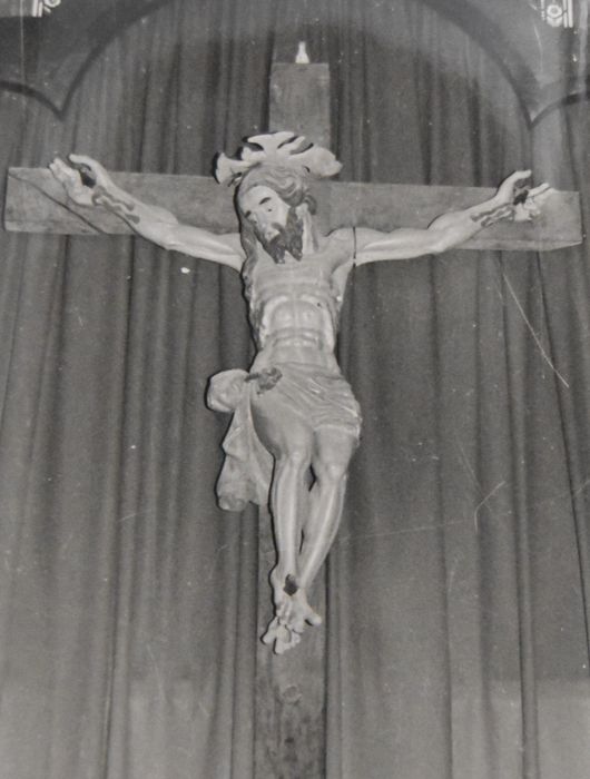 statue : Christ en croix
