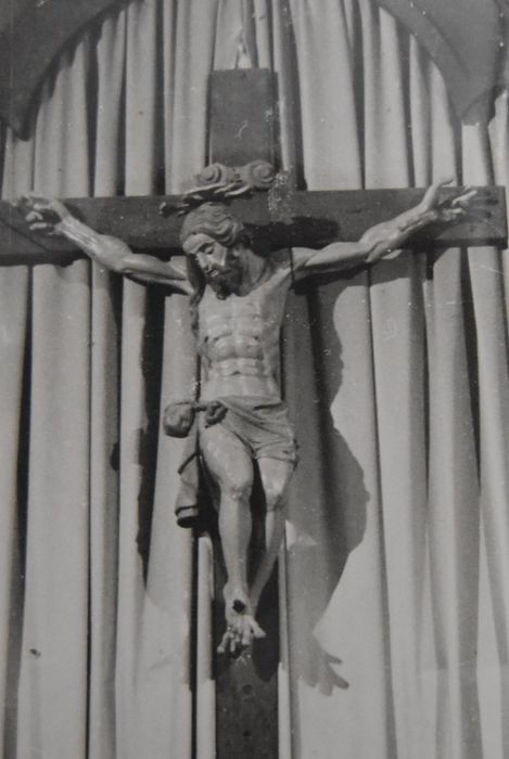 statue : Christ en croix