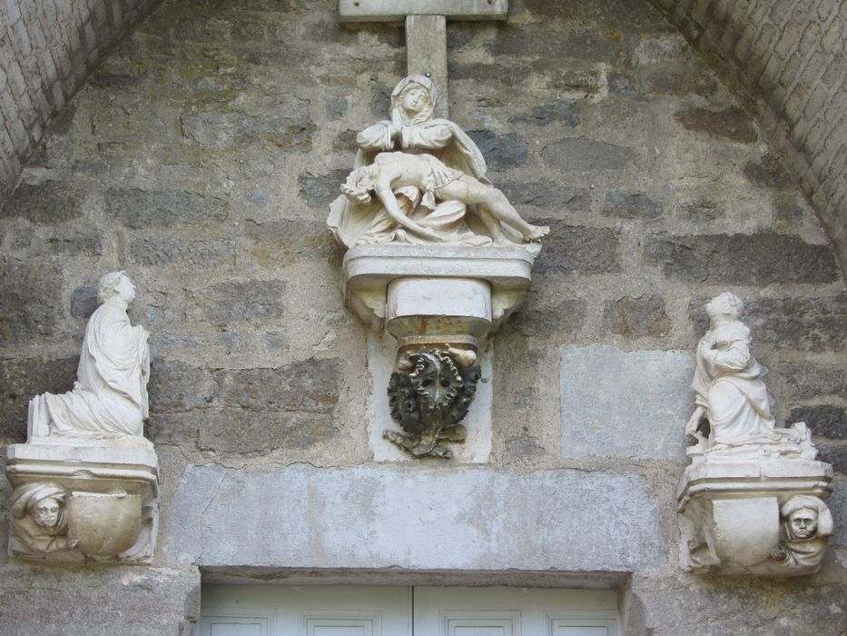 statues et groupe sculpté : Vierge de Pitié accompagnée d'un donateur et de sainte Marie-Madeleine