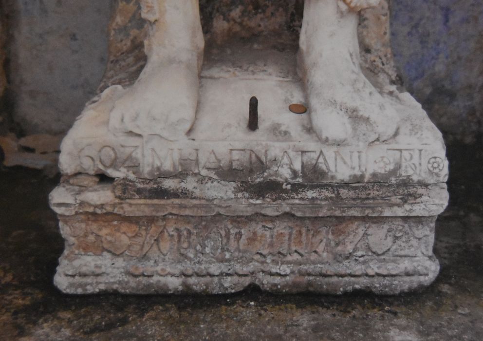 statue : Dieu de Pitié, détail du socle