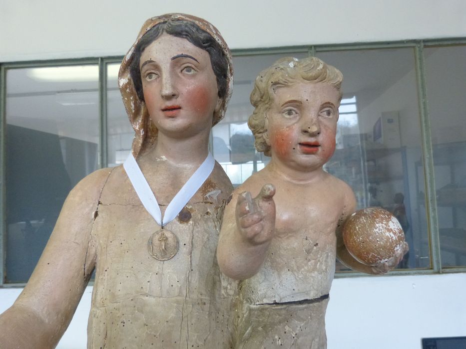 statue : Vierge à l'Enfant, vue partielle