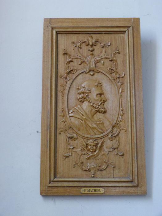 fragment de la chaire à prêcher : panneau orné d'un bas-relief