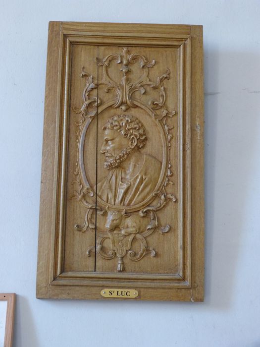 fragment de la chaire à prêcher : panneau orné d'un bas-relief