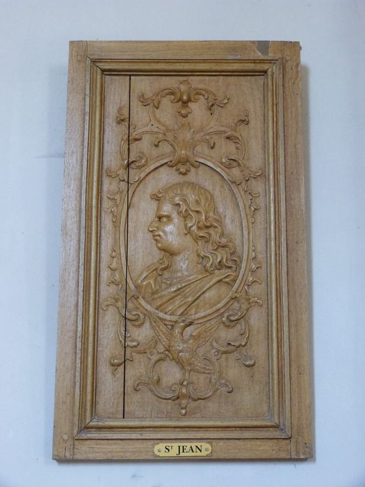 fragment de la chaire à prêcher : panneau orné d'un bas-relief