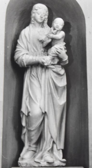 statue : Vierge à l'Enfant tenant un oiseau