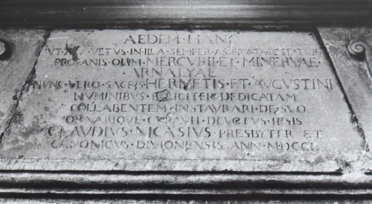 monument et plaque à la mémoire du seigneur de Villey