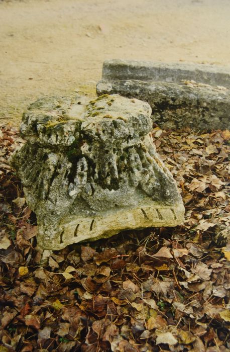 chapiteau - © Ministère de la Culture (France), Conservation des antiquités et des objets d’art de la Côte-d’Or – Tous droits réservés 