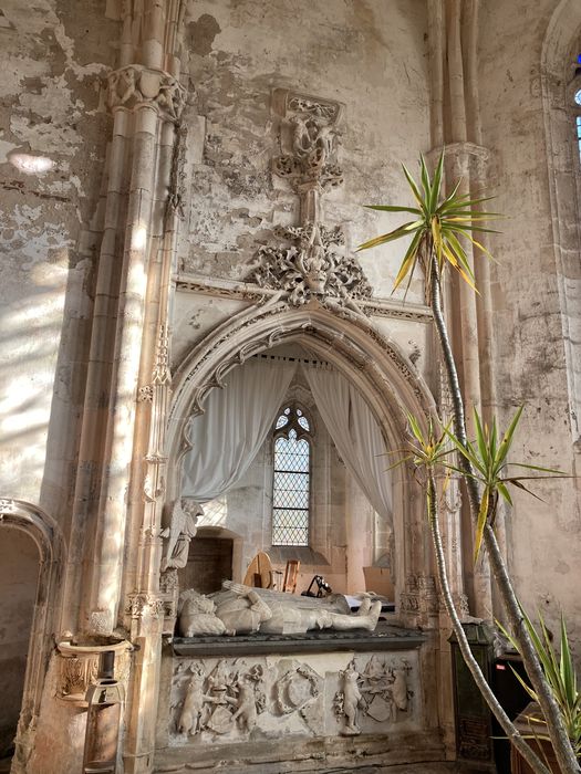 chapelle, statues (gisants) de Jean de Longvy et Jeanne de Vienne