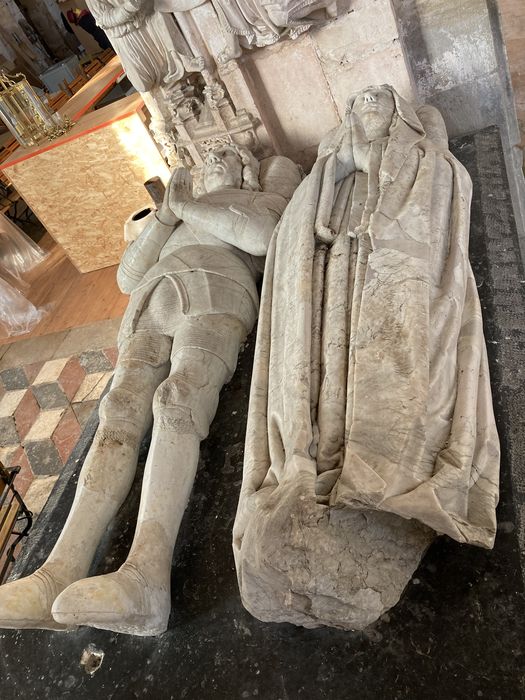 chapelle, statues (gisants) de Jean de Longvy et Jeanne de Vienne