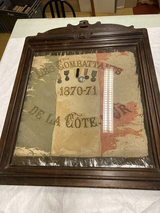 drapeau et 5 médailles des combattants de la Côte-d’Or 1870-1871 - © Ministère de la Culture (France), Conservation des antiquités et des objets d’art de la Côte-d’Or – Tous droits réservés