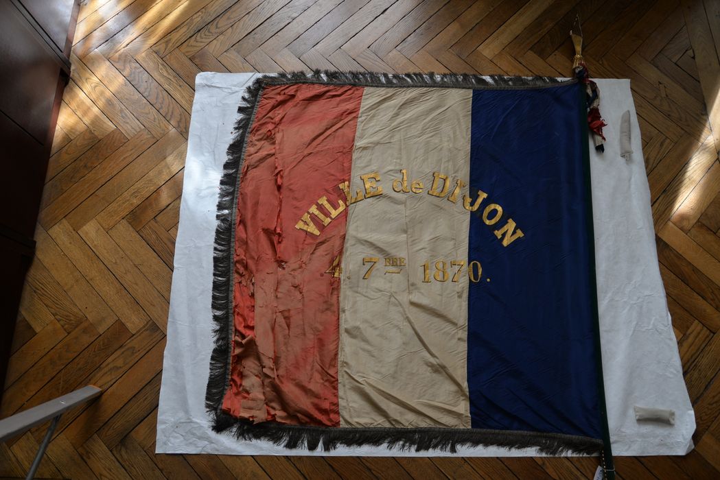drapeau arboré à l’hôtel de ville de Dijon pour la proclamation de la République le 5 septembre 1870 - © Ministère de la Culture (France), Conservation des antiquités et des objets d’art de la Côte-d’Or – Tous droits réservés