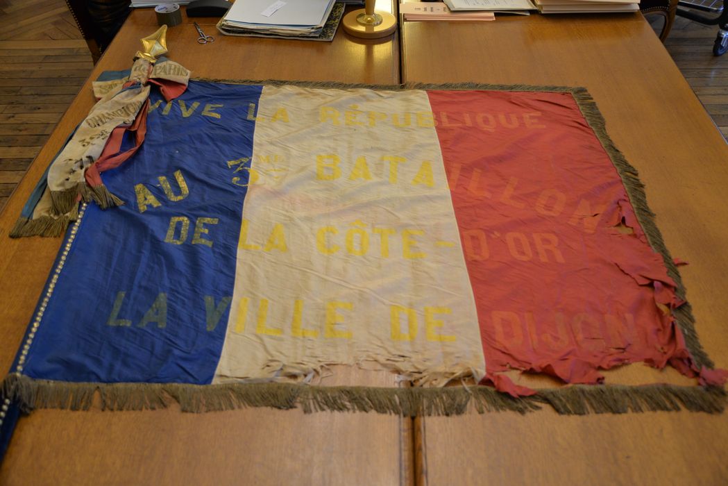 drapeau des Mobiles de la Côte-d’Or en 1870 - © Ministère de la Culture (France), Conservation des antiquités et des objets d’art de la Côte-d’Or – Tous droits réservés