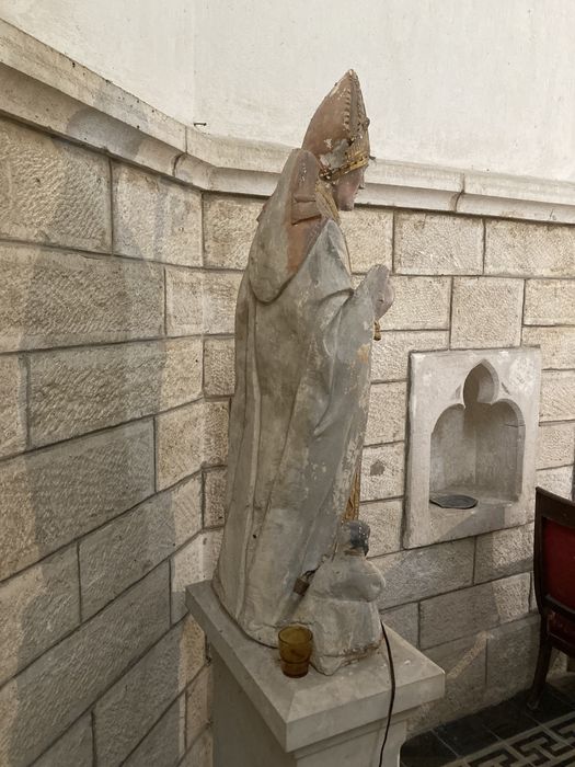 groupe sculpté : Saint évêque entre deux orants (revers)