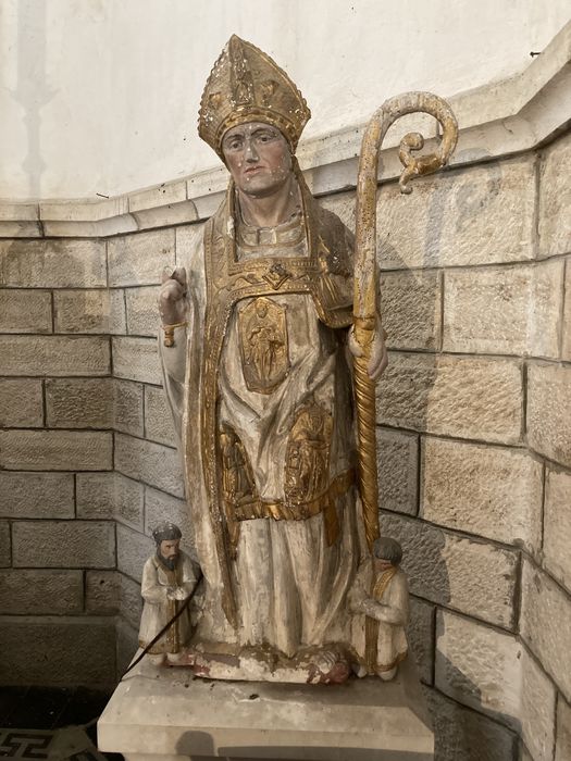 Groupe sculpté : saint évêque entre deux orants