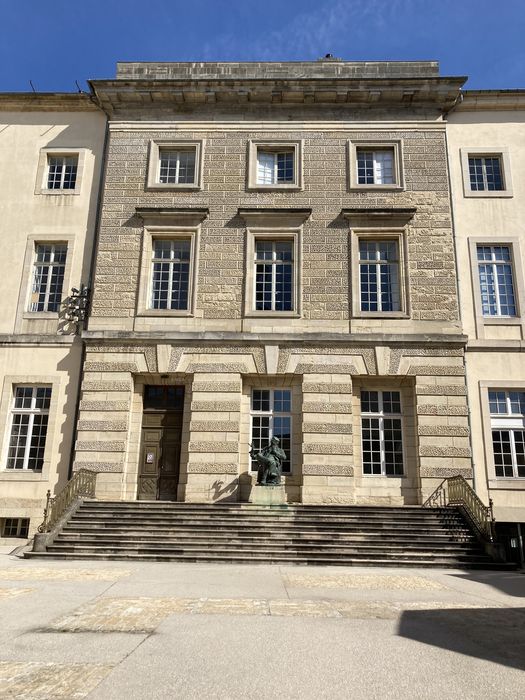 aile sud, façade sud sur la cour d’honneur, vue partielle