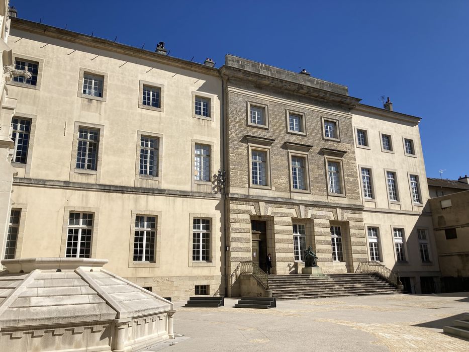 aile sud, façade sud sur la cour d’honneur