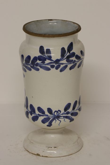 Pot à pharmacie