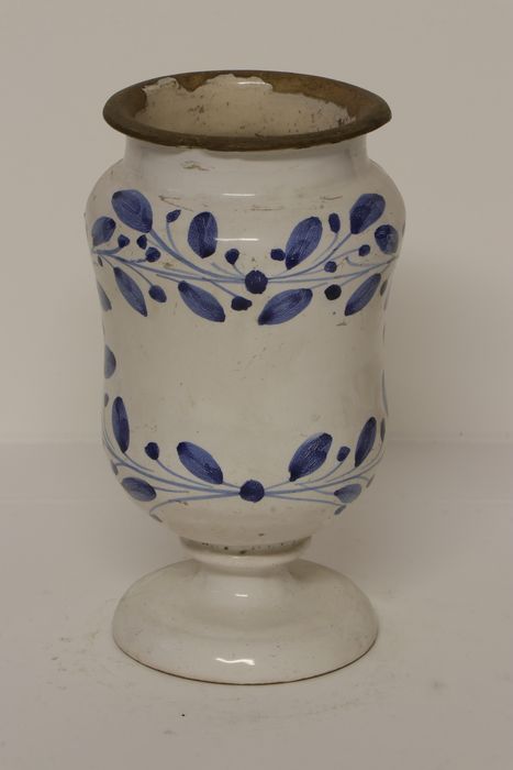 Pot à pharmacie