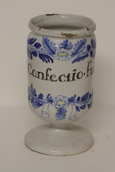 Pot à pharmacie