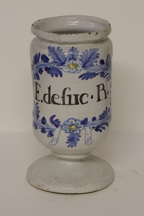 Pot à pharmacie