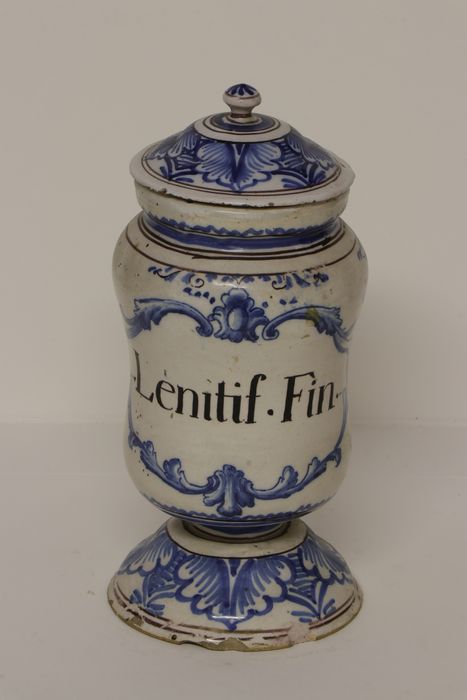Pot à pharmacie