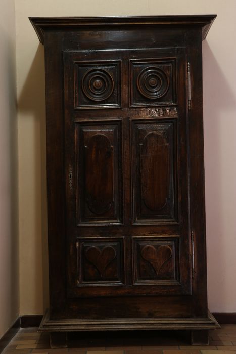 Ensembles d’ustensiles (pots, mortiers, appareils) et meuble de pharmacie