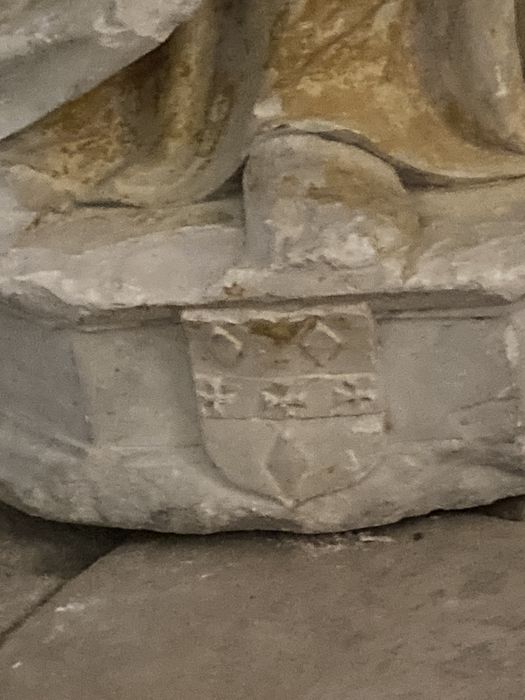statue fragmentaire : Sainte Madeleine, détail des armoiries
