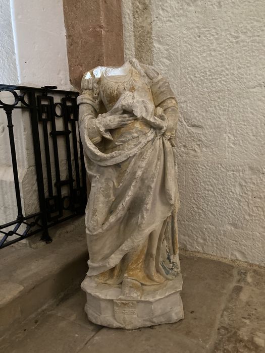 statue fragmentaire : Sainte Madeleine, détail des armoiries