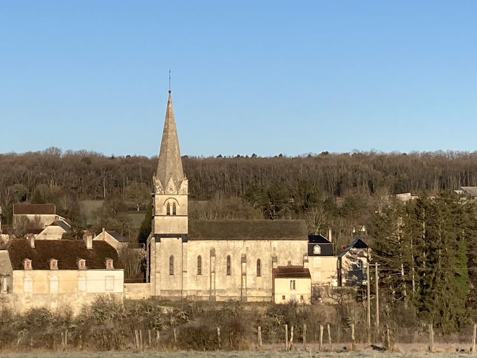 vue générale de l’église dans son environnement depuis le Sud-Est