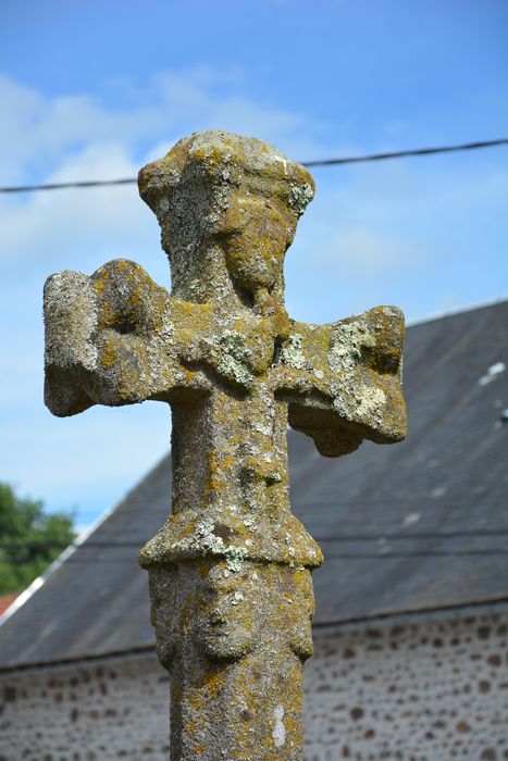 Croix sculptée : Vue partielle