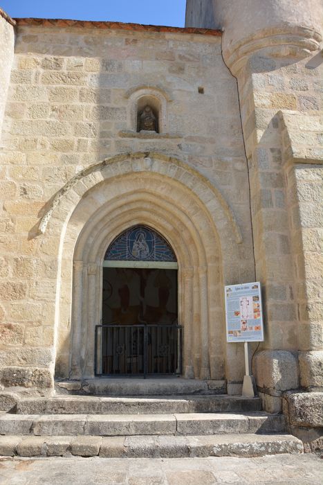 Eglise de la Nativité de la Vierge : Portail sud, vue générale