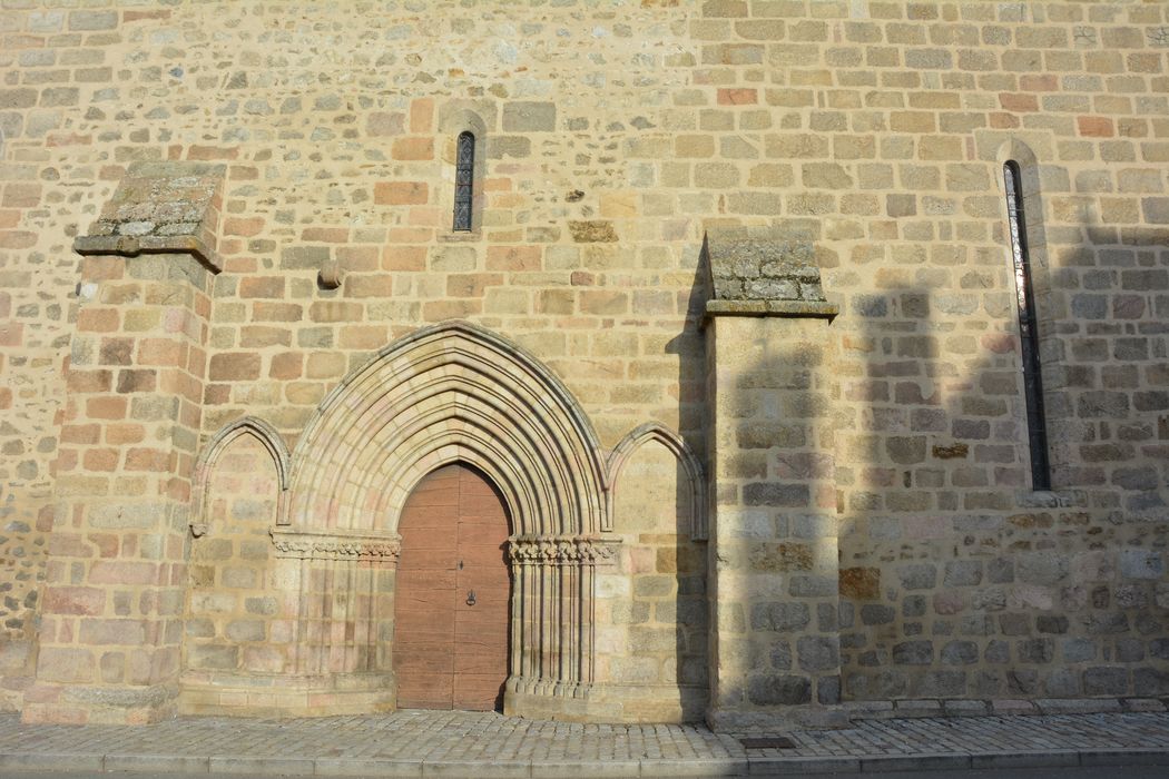 Eglise Saint-Martin : Portail latérale sud, vue générale