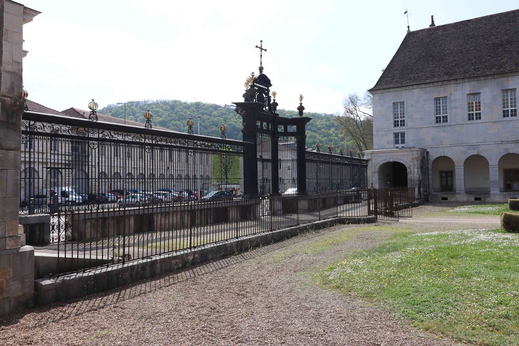 clôture de la cour d'honneur - © Ministère de la Culture (France), Conservation des antiquités et des objets d’art du Doubs, tous droits réservés