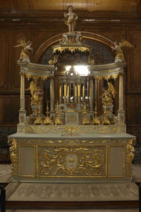 Autel dit autel du Plafond, retable, 4 statues : anges adorateurs, gradins d'autel, tabernacle, ciborium et 6 chandeliers d'autel